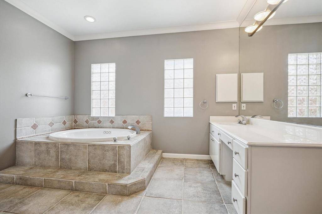 Picture of the spa tub and the other vanity.