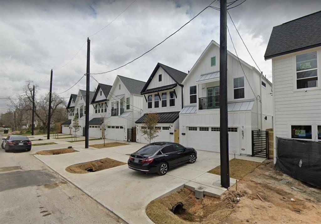 Homes in the neighborhood