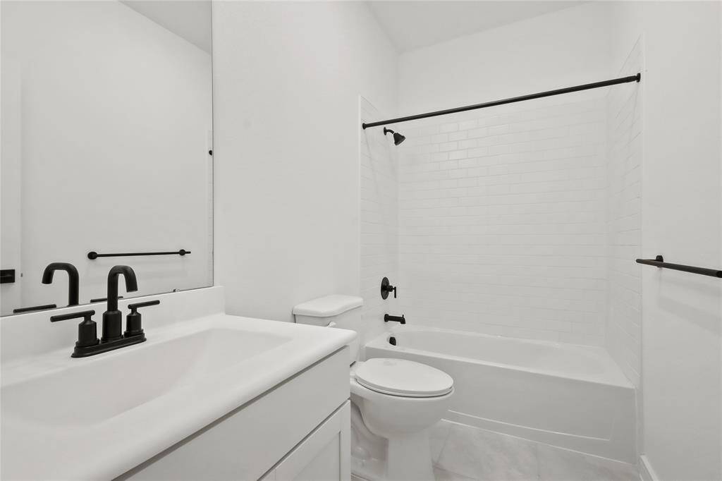 Hall bath (*Photo not of actual home and used for illustration purposes only.)