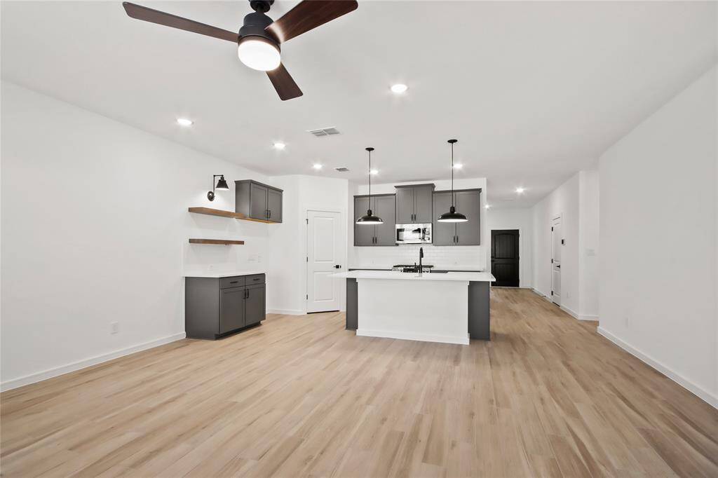 Open floorplan (*Photo not of actual home and used for illustration purposes only.)