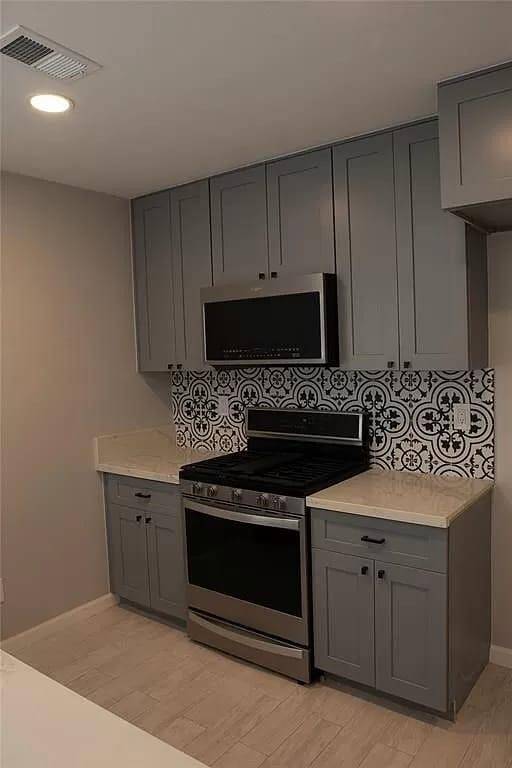 KITCHEN WITH SEMI NEW APPLIANCES AND BEAUTIFULLY DECORAVITE BACk SPLASH