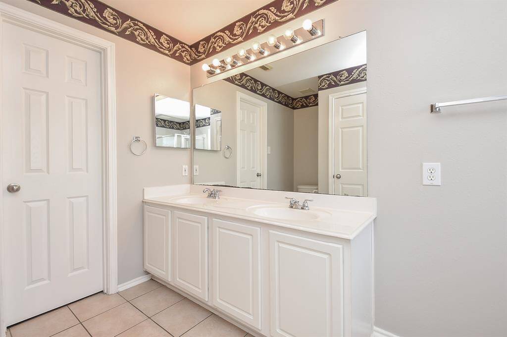Primary Bath w/double sinks