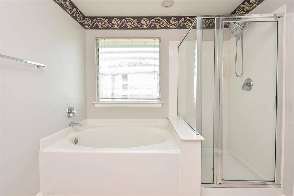 Primary Bath w/garden tub w/separate shower