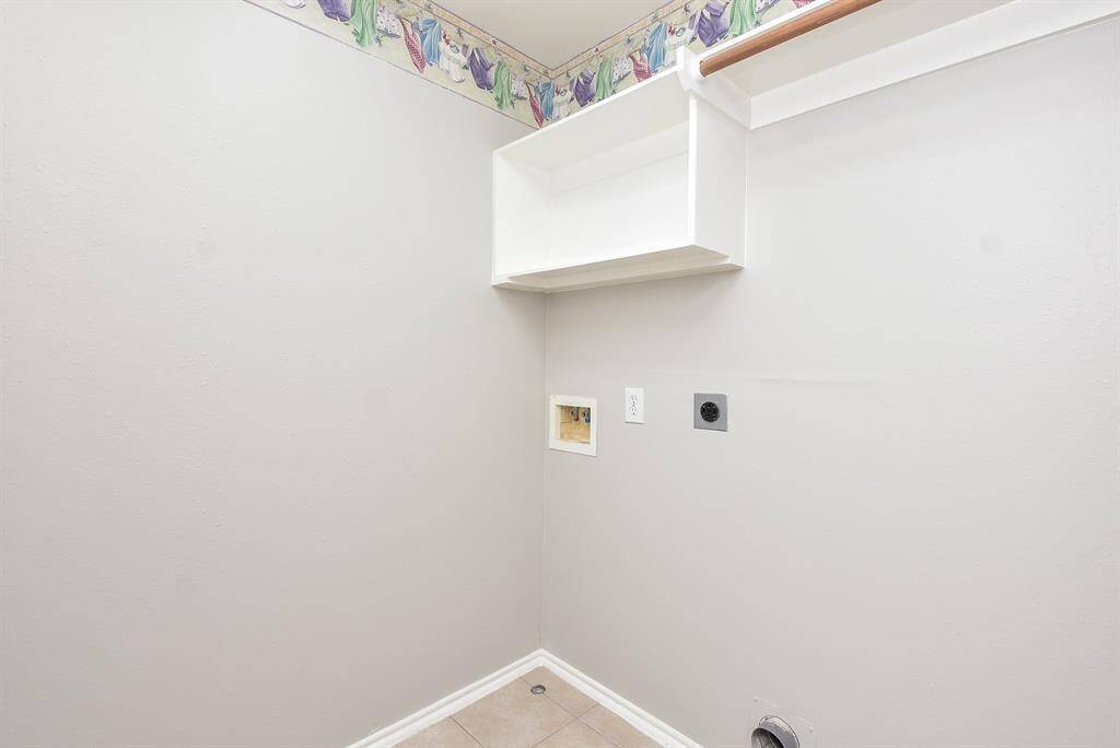 Utility room with washer/dryer connections