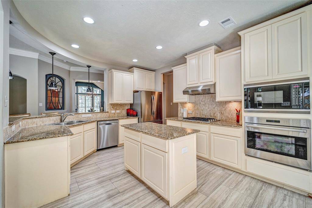 Granite counters and undercabinet lighting. New fridge and dishwasher (2025)