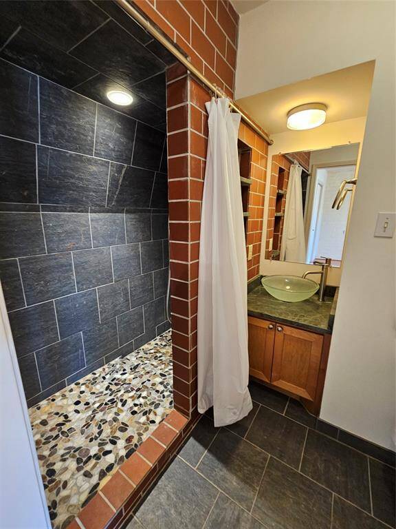 Another view of the guest bath.