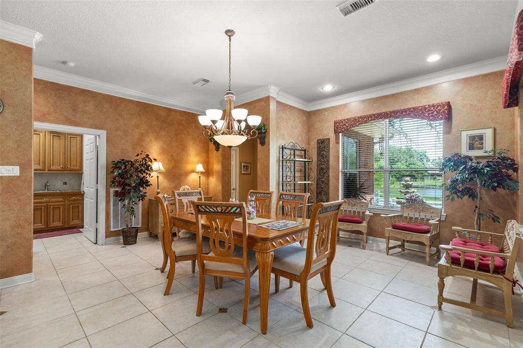 Extra-large breakfast room with sitting area and Faux walls