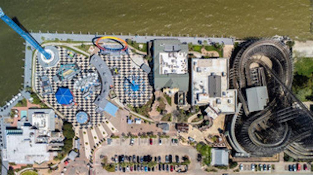 The Kemah Boardwalk is a short walk or golf cart ride away.