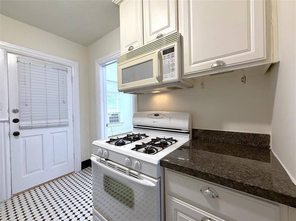 Gas cooking and microwave.
