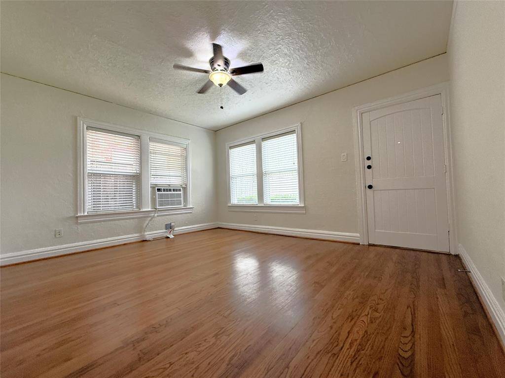 The living room offers a ceiling fan/light.
