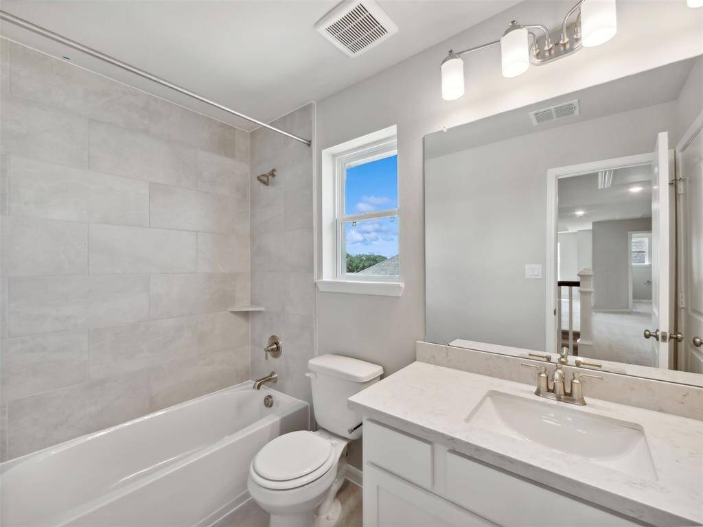 Hall bath 2 (*Photo not of actual home and used for illustration purposes only.)