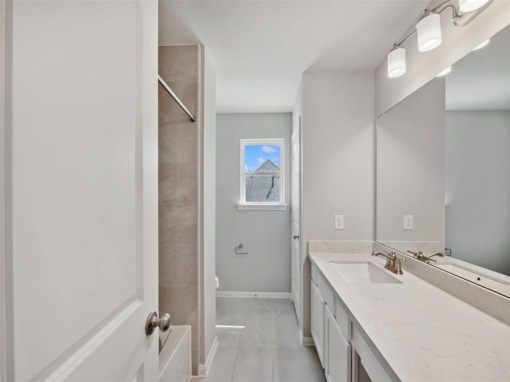 Hall bath (*Photo not of actual home and used for illustration purposes only.)