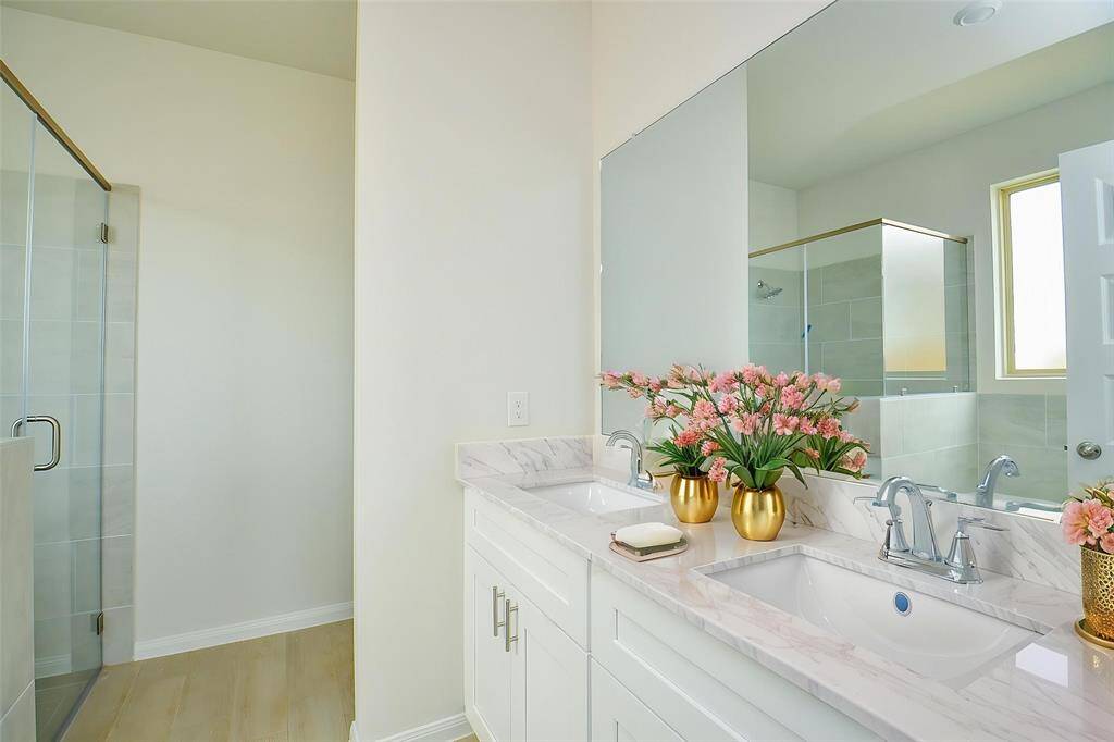 This is the primary en-suite bath.