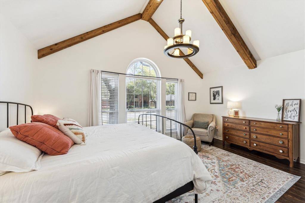 Large Windows to the Front yard
