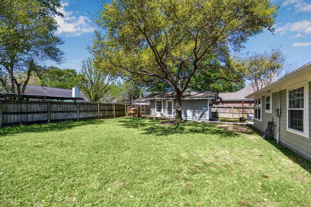 Spacious Yard including a partially airconditioned Building