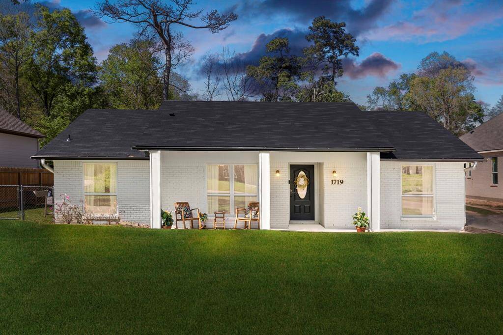 Welcome home to 1719 Eastvale Dr!