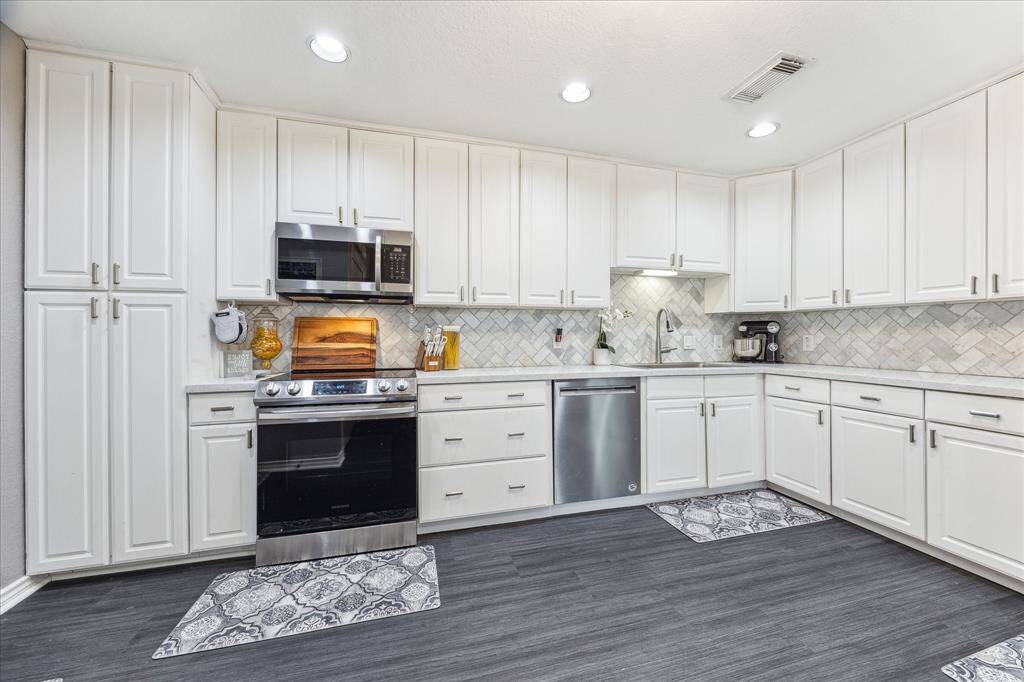 Bright and clean cabinetry with beautiful quartz countertops