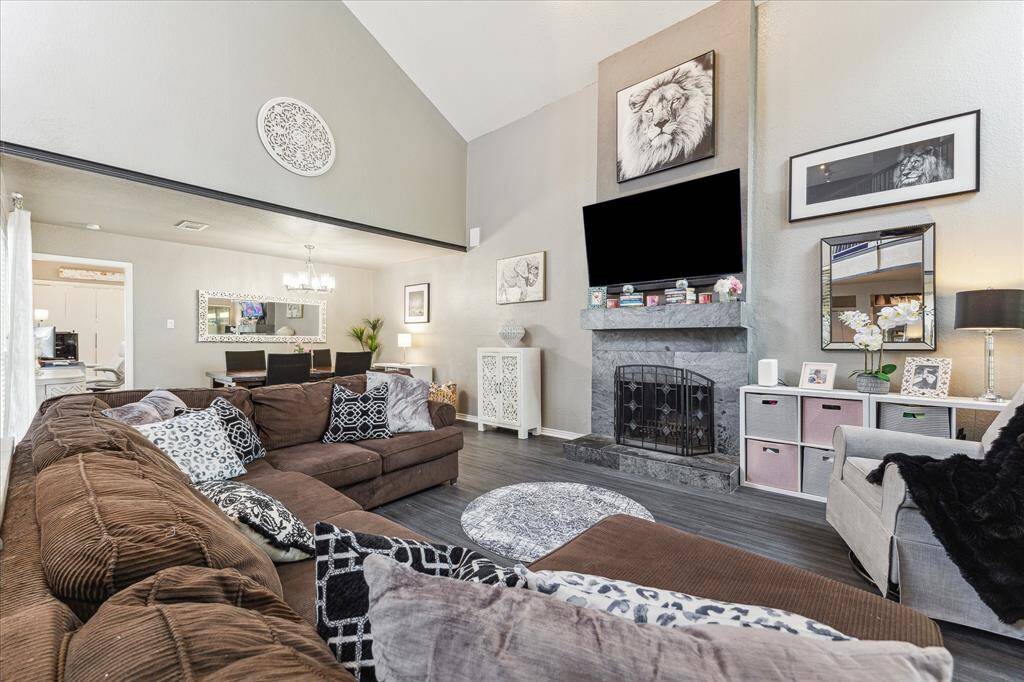 High ceilings with tons of natural light