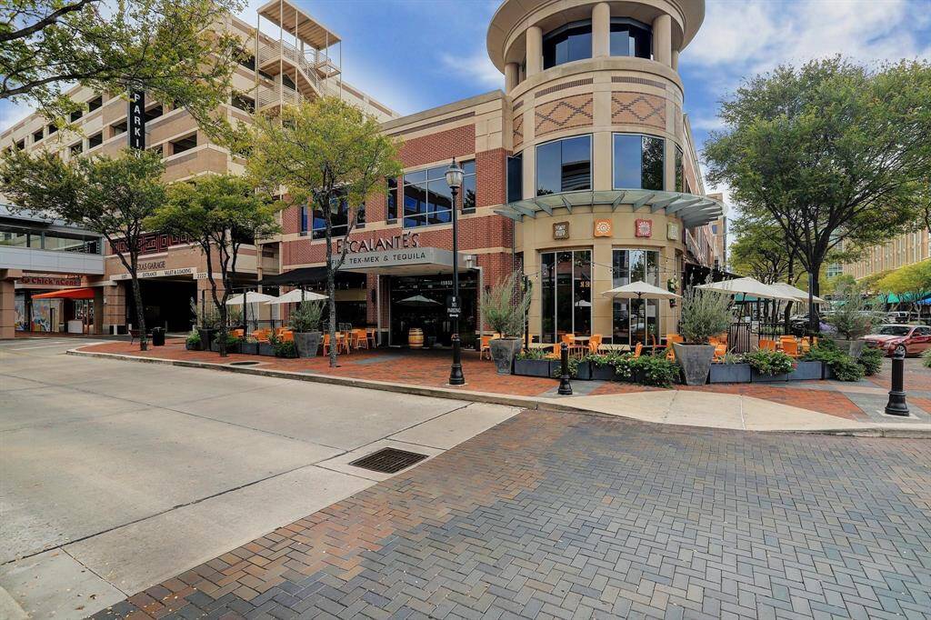 LOCATION, LOCATION, LOCATION!  Sugar Land Towne Center and First Colony Mall are among the many attractions nearby.