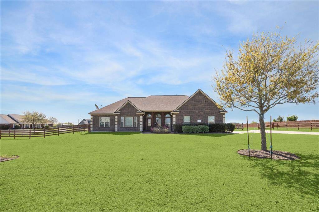 Large Spacious Front Yard