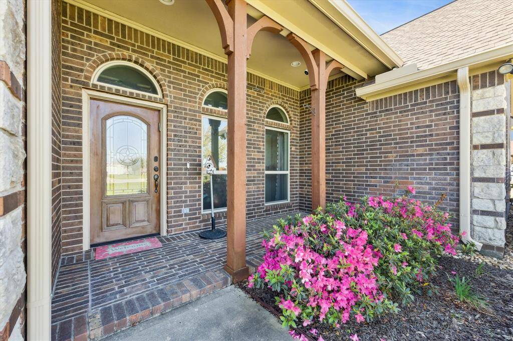 Beautiful Welcoming Front Portch