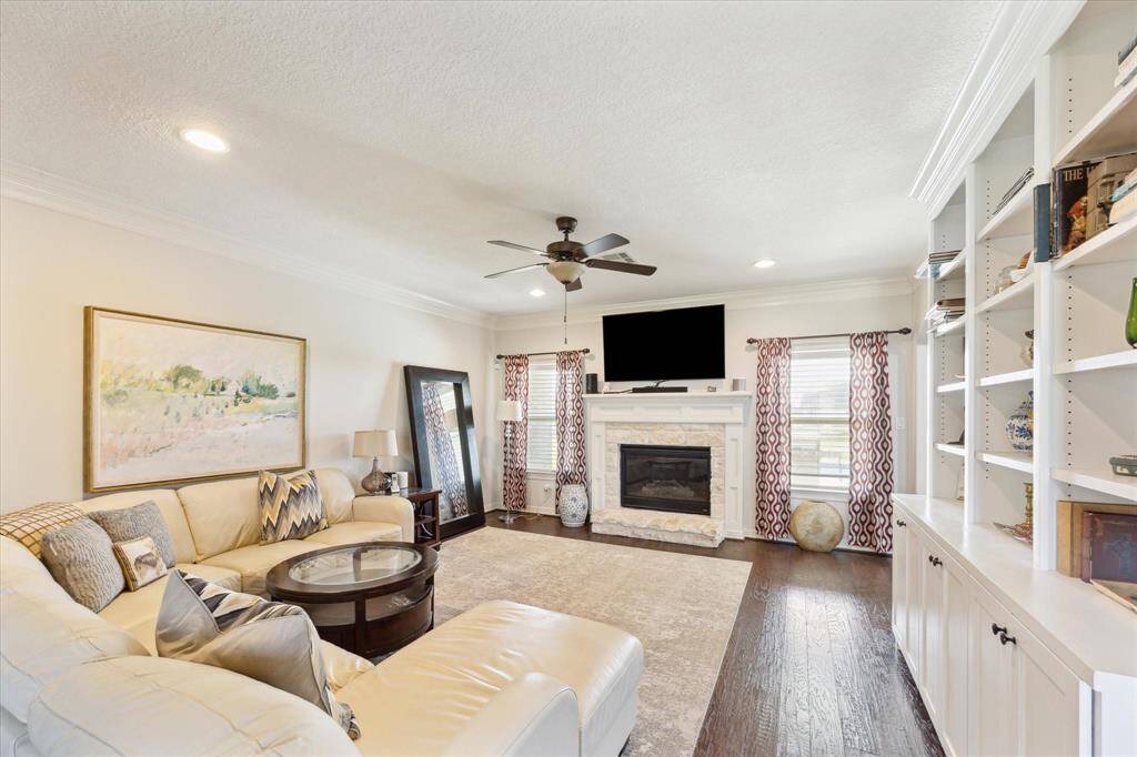 Spacious Living Room with Crown Molding