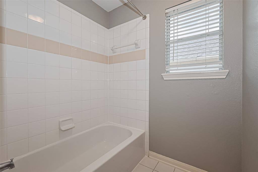 Tub/shower combo.