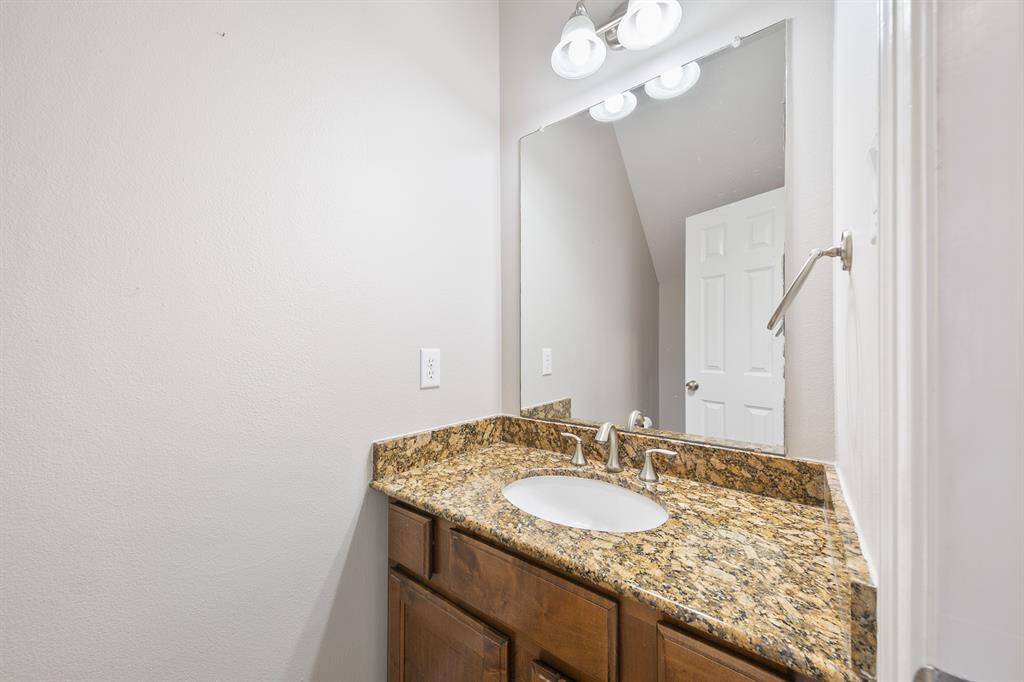 Half bath (1st floor)
