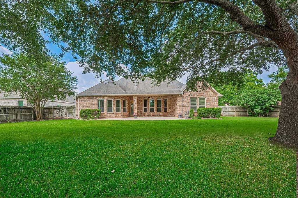Situated on a large, peaceful lot, there’s plenty of room to spread out. Relax and unwind on the covered patio!