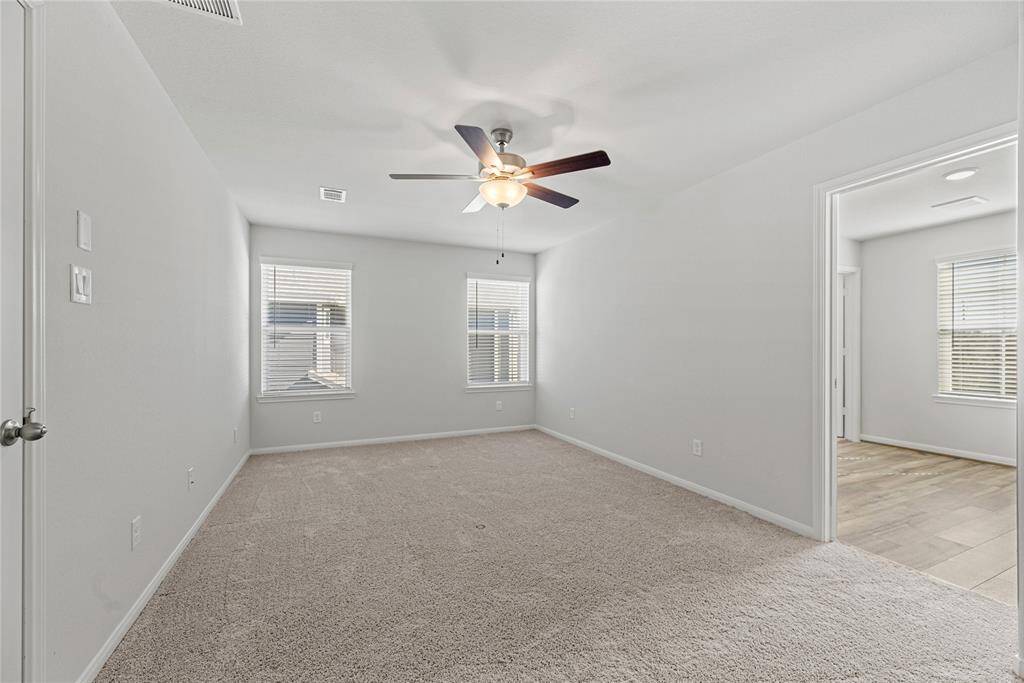 Welcome to your stunning upstairsprimary suite! This inviting spacefeatures two large windows that fillthe room with natural light, elegantdecorator paint, and a ceiling fan foradded comfort.