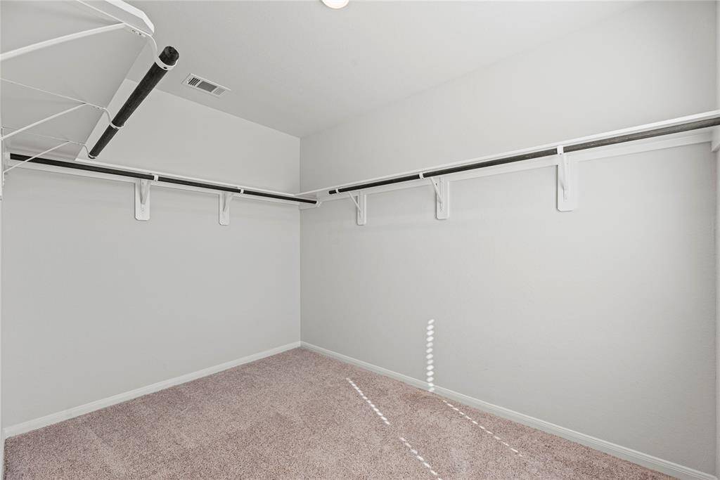 Wow! Check out this expansivecloset, designed to accommodateyour entire wardrobe with ease. Itoffers an abundance of hangingracks and ample shelving for ultimateorganization and storage.