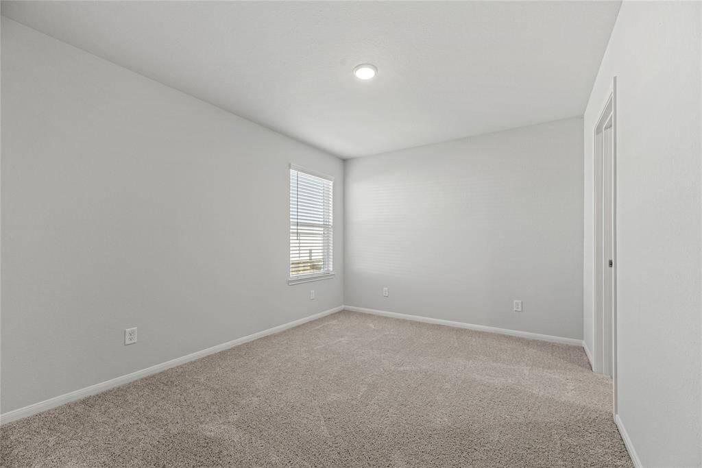 This charming guest bedroomfeatures plush carpeting, stylishdecorator paint, and a window thatfills the room with natural light,creating a bright and airyatmosphere. It also providesconvenient access to the Hollywoodbath, shared with the adjacent guestbedroom.
