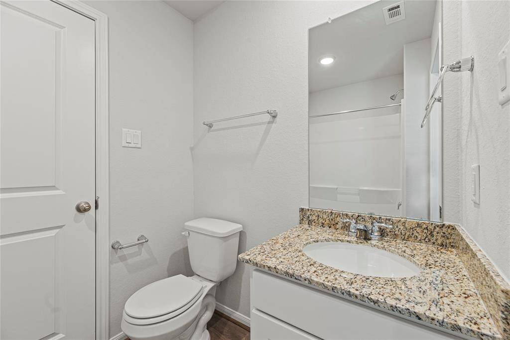 The upstairs guest bathroom ishighlighted by sleek granitecountertops and elegant nickelfinishes. It also features a tub/showercombination for both style andfunctionality.