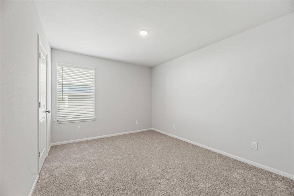 This charming guest bedroomfeatures plush carpeting, stylishdecorator paint, and a window thatfills the room with natural light,creating a bright and airyatmosphere. It also providesconvenient access to the Hollywoodbath, shared with the adjacent guestbedroom.