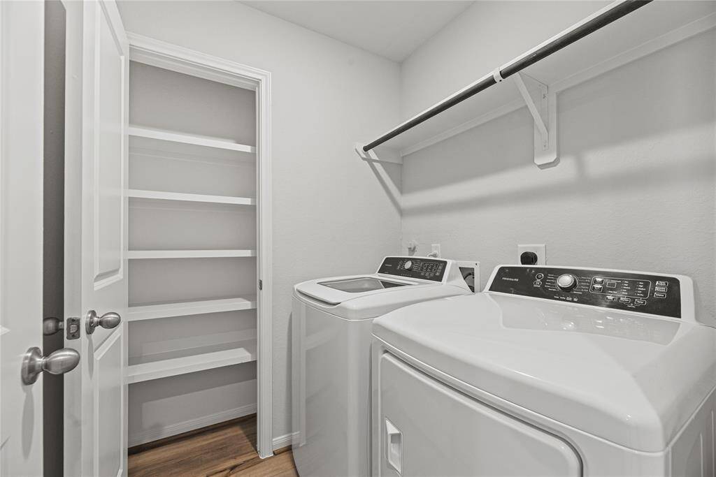 Conveniently located upstairs, thelaundry room offers easy access andfeatures a hanging rack and shelvingfor your detergents and supplies,along with a linen closet for addedstorage.