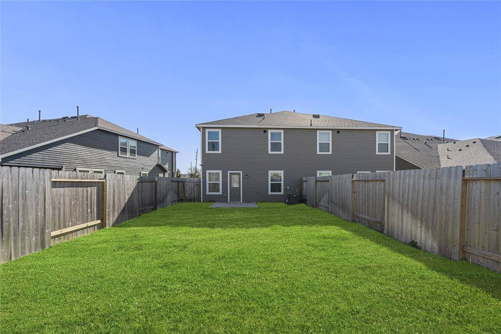Step outside to discover a fantasticspace to relax and unwind. The lushgreen area is ideal for gardening,children to play, or pets to roamfreely.