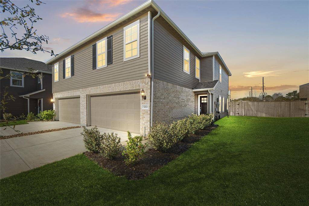Welcome to 5263 Shallowhurst Lanein Katy, TX! This stunning townhomefeatures 3 spacious bedrooms, 2.5beautifully appointed bathrooms, anda convenient 2-car garage.