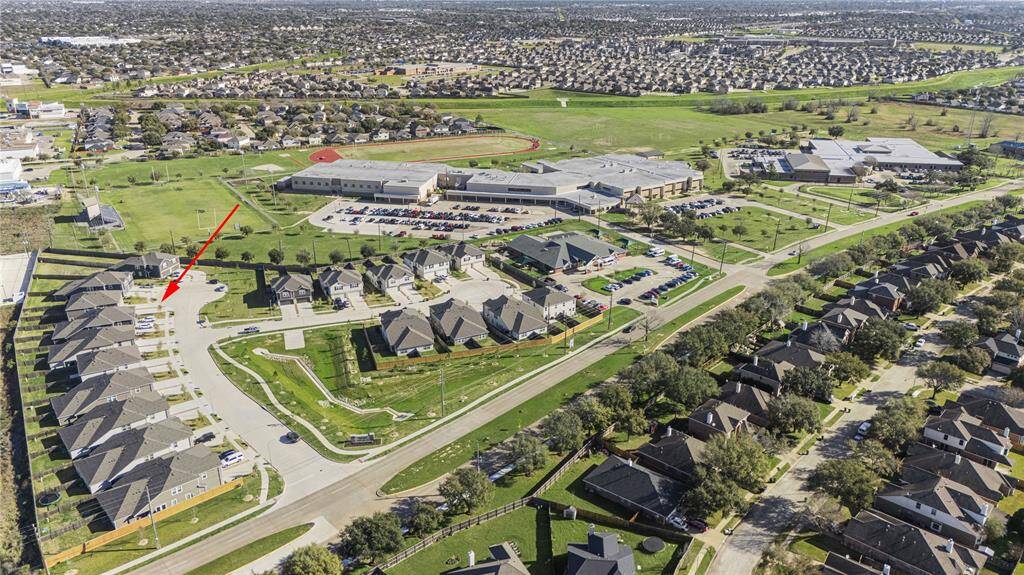 While being close to amenities, you'llalso enjoy the feeling of beingsurrounded by lush green space,adding to the overall appeal of thislocation.