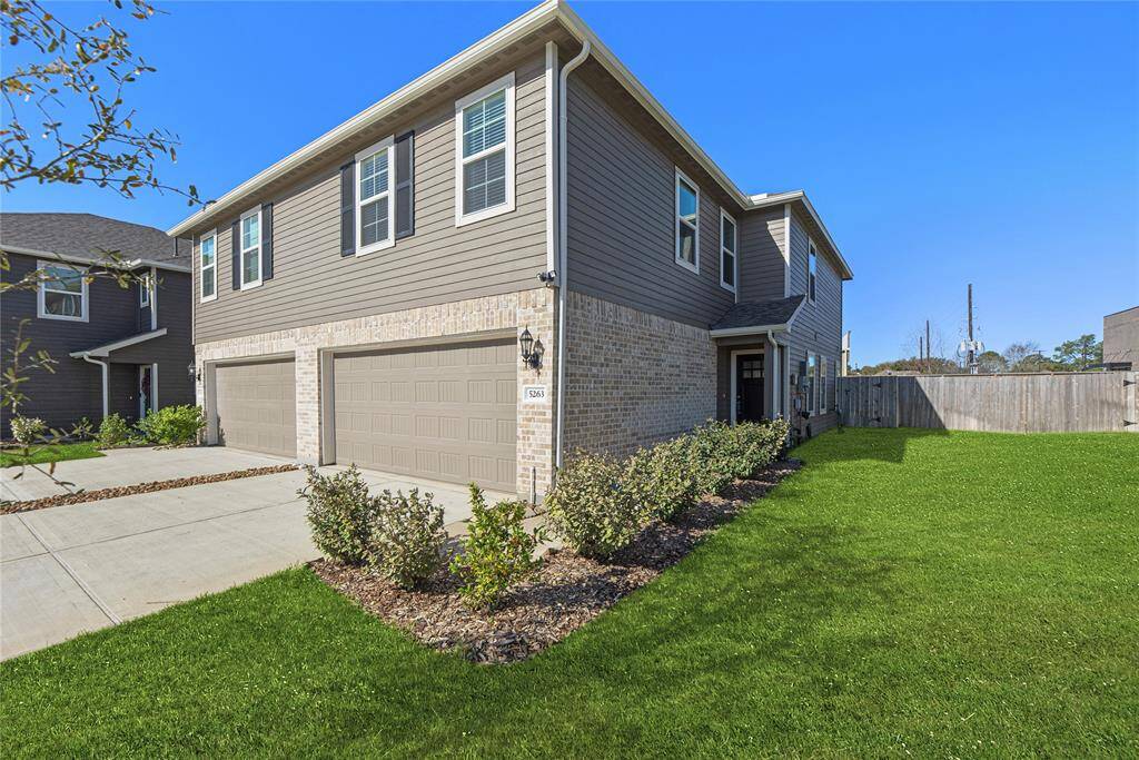 5263 Shallowhurst Lane is ready forits new homeowners! Give us a calltoday to schedule your private tour!