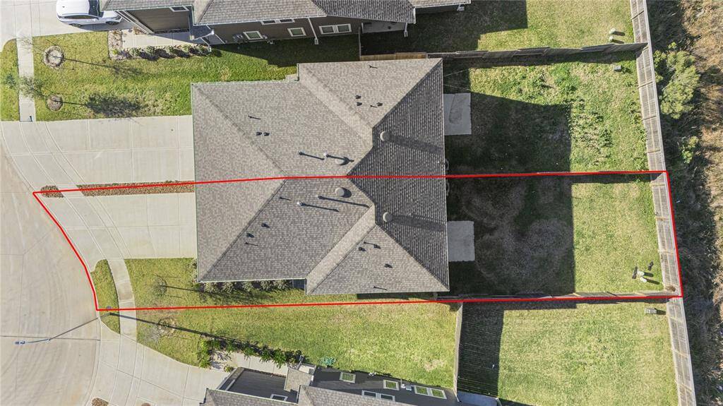 This low-maintenance CUL DE SAClot features plenty of green space,perfect for outdoor enjoyment, and isenclosed by a privacy fence foradded seclusion.