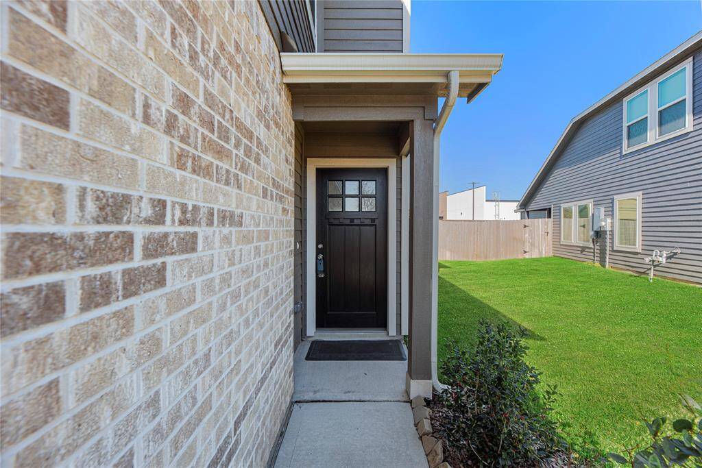 Follow the beautifully landscapedpathway to the front door, wherenatural light streams in whilemaintaining privacy. Don't forget toappreciate the added convenience ofexterior gutters.