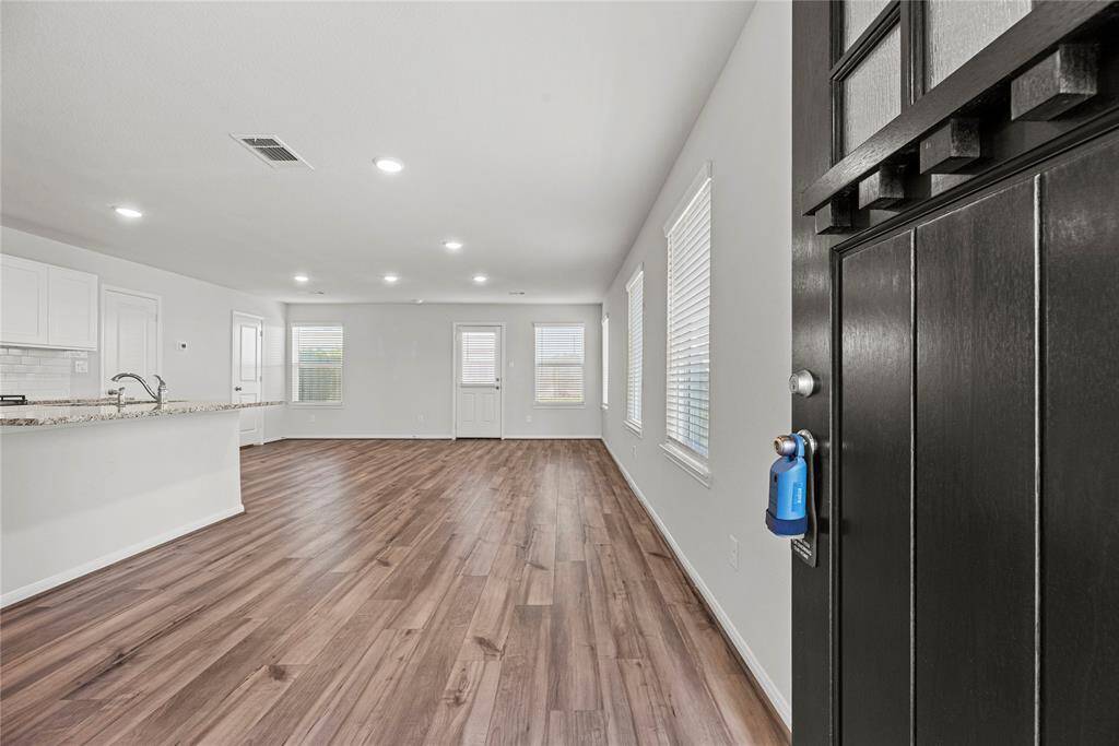 Welcome in! Stylish decorator paint,recessed lighting, an abundance ofwindows and luxury vinyl plankflooring add a touch of elegancethroughout.