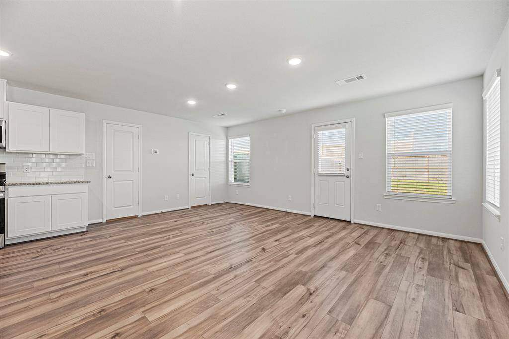 Welcome to your dining and livingareas! This open-concept design isperfect for entertaining, providingseamless flow between spaces.There's plenty of room for yourdining table, as well as a sofa andloveseat or a spacious sectional forultimate comfort.