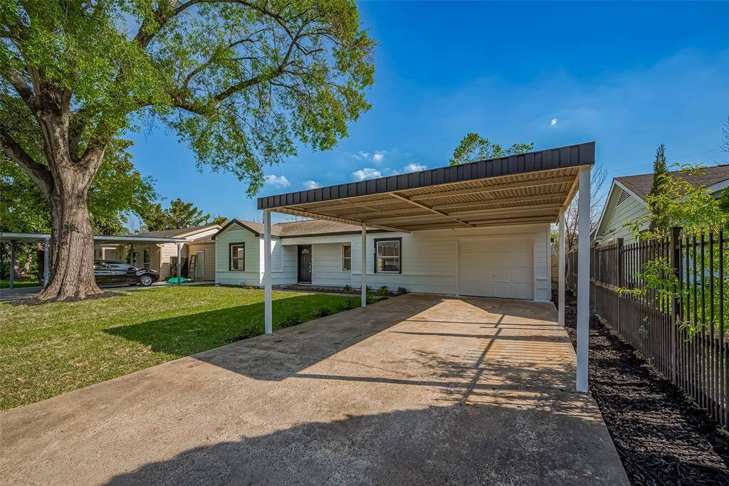 Located in a tranquil neighborhood just minutes away from Downtown, the Woodlands, George Bush Airport and more.