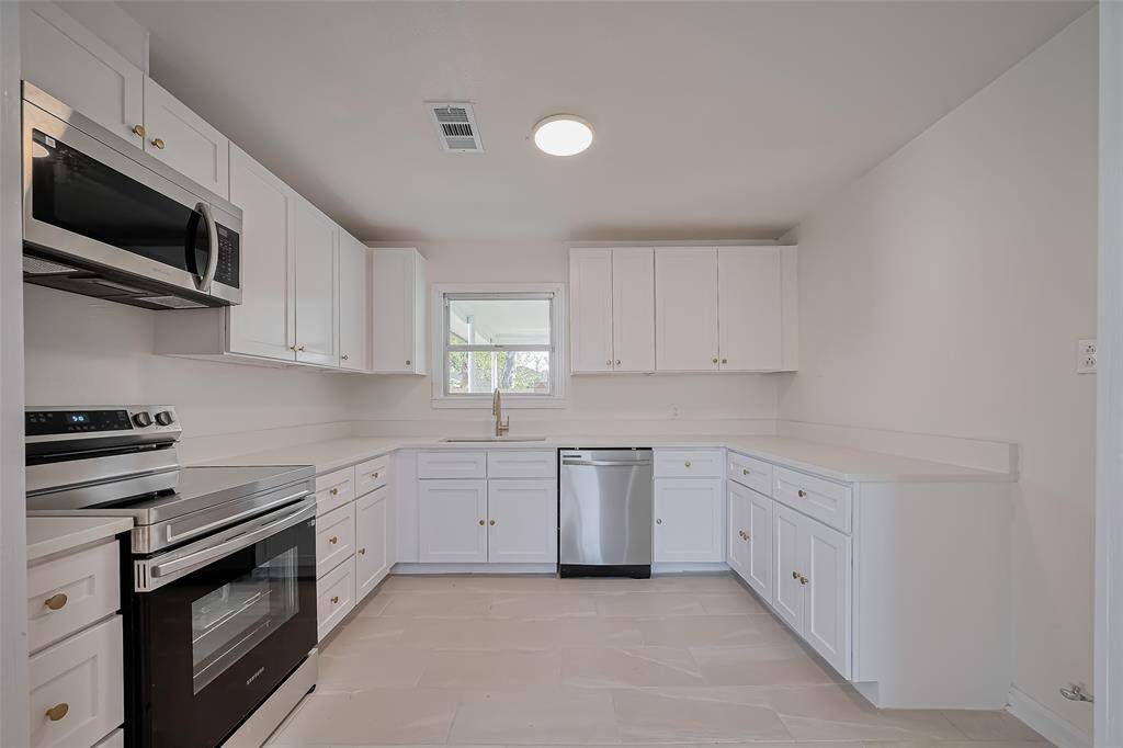Complete kitchen remodel with Quarts countertops.