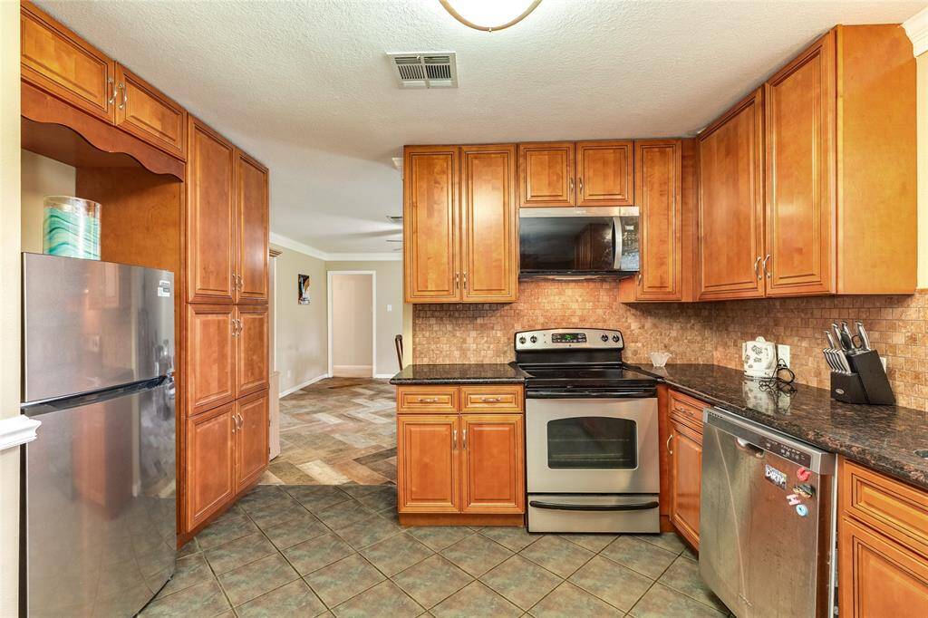 This angle shows the breakfast nook complete with breakfast bar.