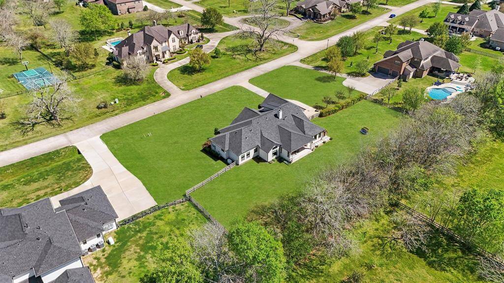 Quite luxury estate living in this 1-story custom built home.