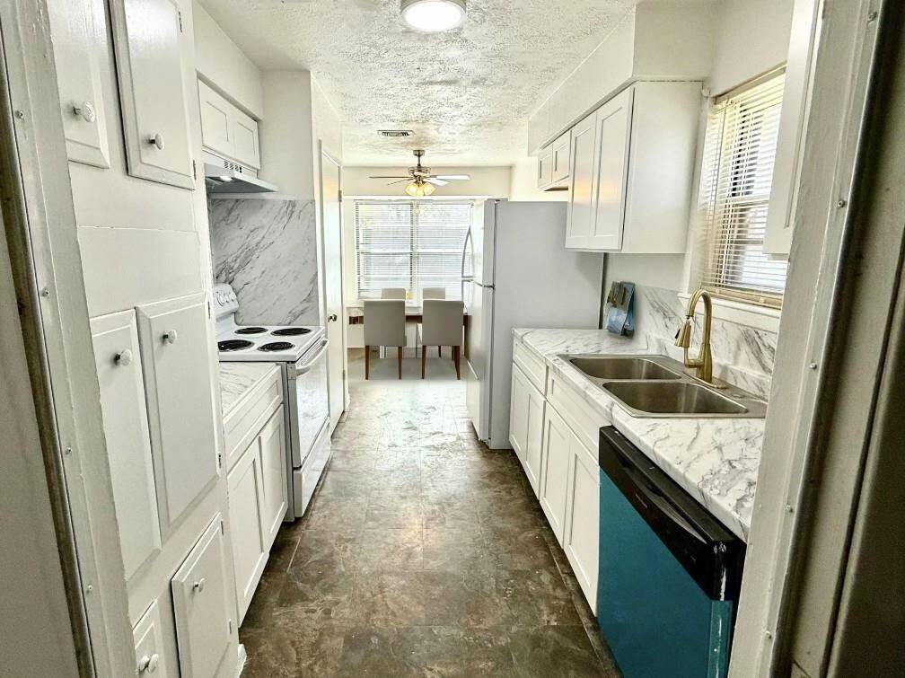 Kitchen (virtually staged)