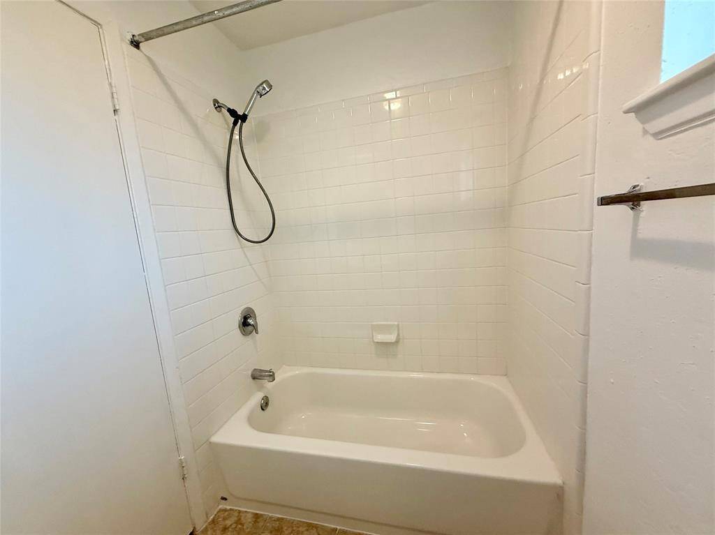 Primary bathroom tub/shower combo