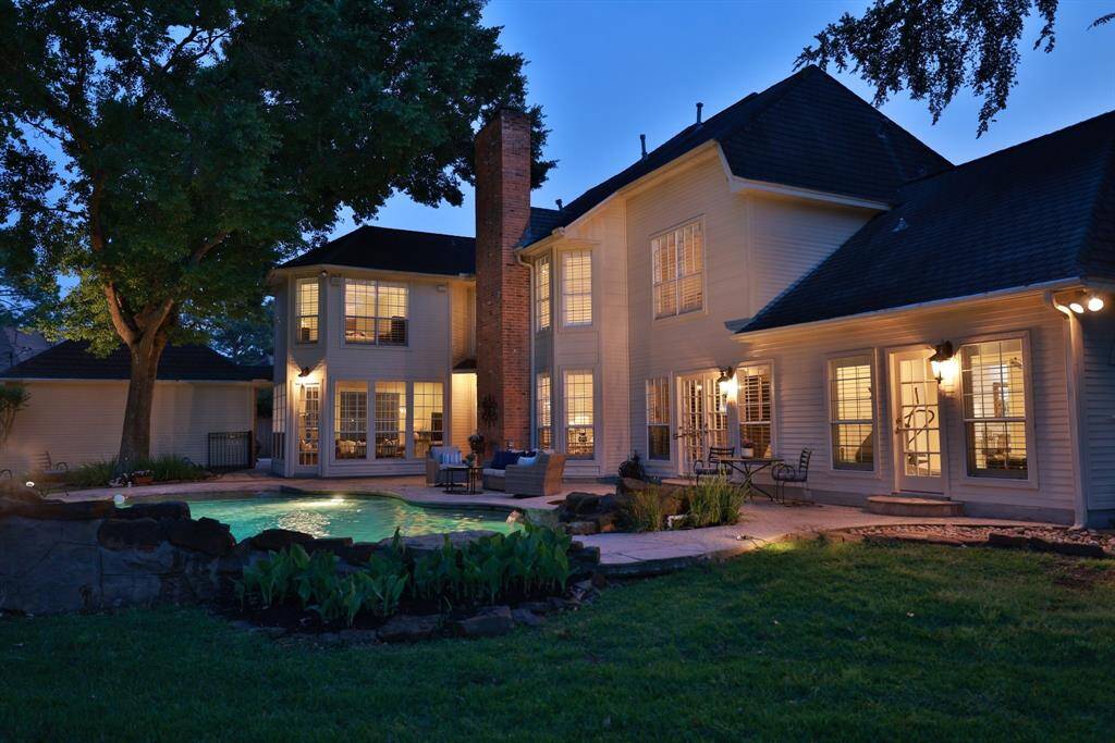 This home is beautiful inside and out and the cul de sac location makes it a prime location!